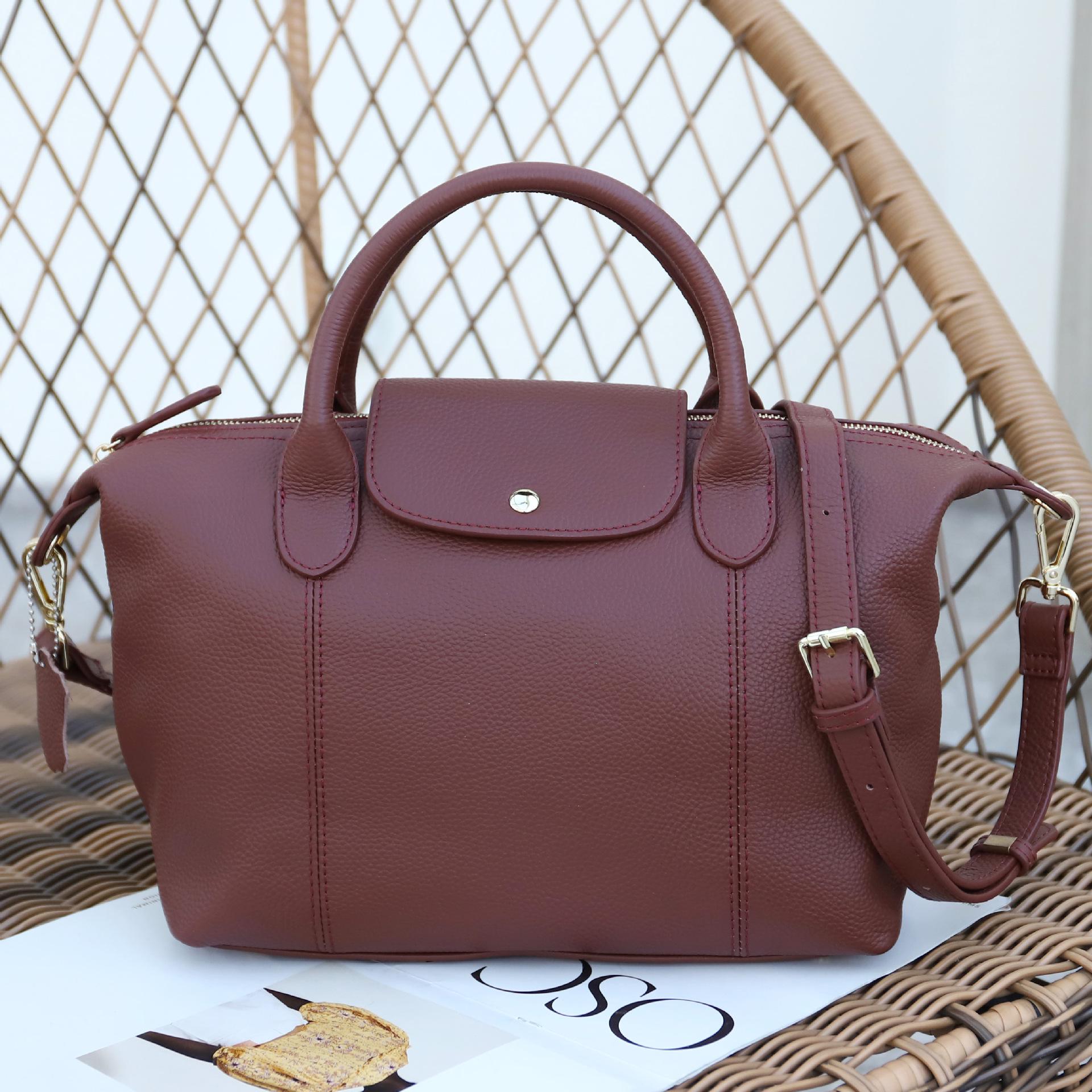 

Женская сумка-тоут Boston из натуральной кожи 2025 года — вместительная, текстурированная, универсальная сумка для поездок на работу. 38cm Length x 15cm Width x 20cm Height красный/ржавый