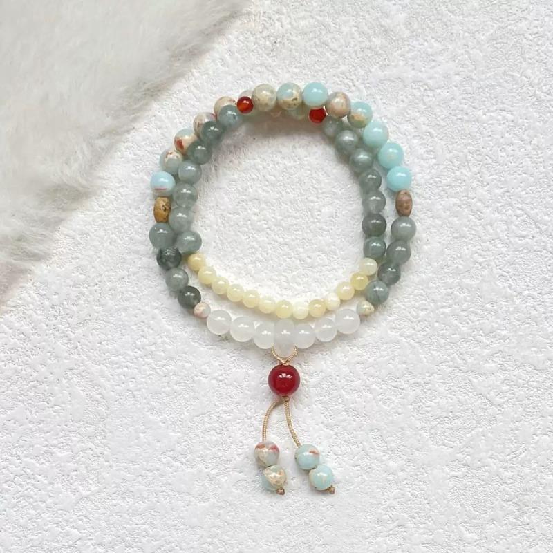 Drunk lime cat lime bracelet before the flower, cat paw holding high-value bracelet, female hand twisting finger soft bracelet.