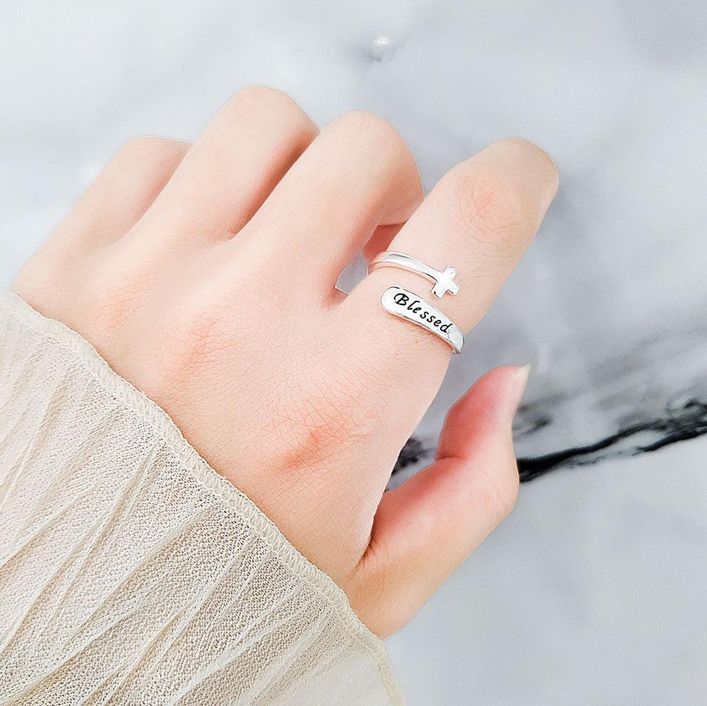 Minimalistischer Kreuz Gesegneter Buchstabenring Für Frauen Einfach Englisch Offener Band Schmuck Kühle Ton Modeaccessoire