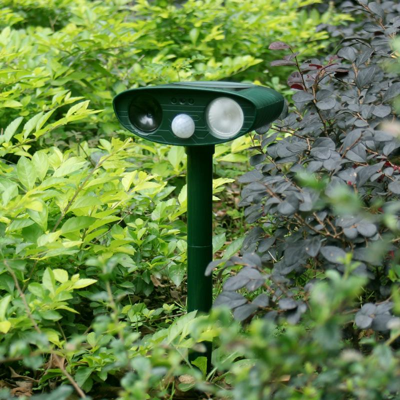 Solar-Powered Ultrasonic Animal Repeller with Flashing Lights for Cats, Dogs, Rats, and Birds