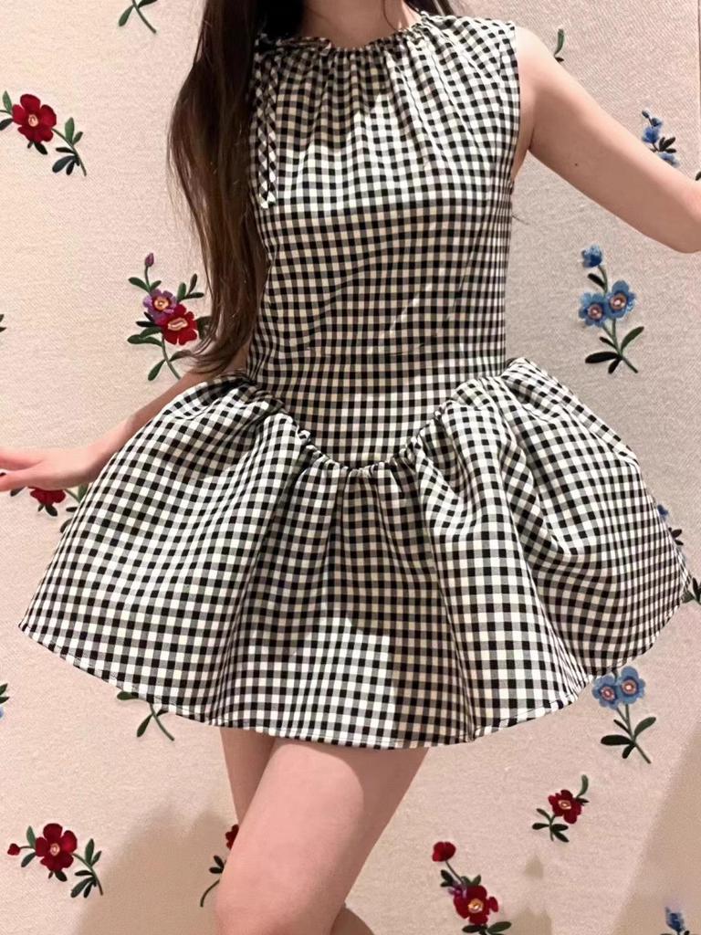 Dámské preppy kostkované minišaty bez rukávů - Zeštíhlující design s nadýchanou sukní na léto