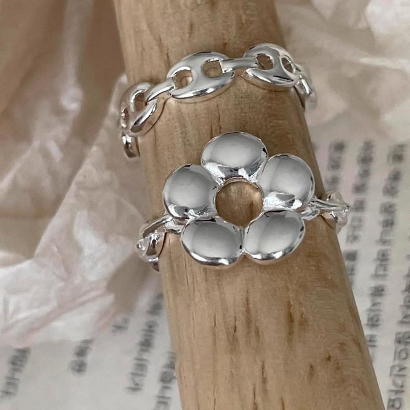 Adjustable Modern Copper Ring For Women Featuring Elegant Five Petal Floral Design Fashion Accessory