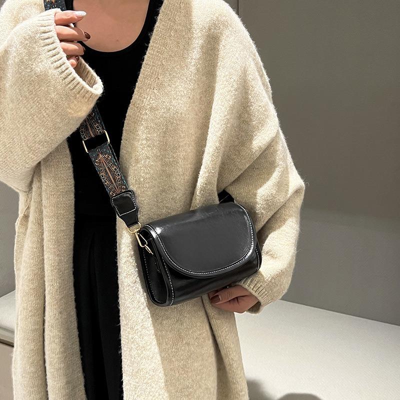 New Retro Women's Bag Fashionable and Simple Shoulder Bag Women's Autumn Messenger Bag Small Square Bag Women's Bag