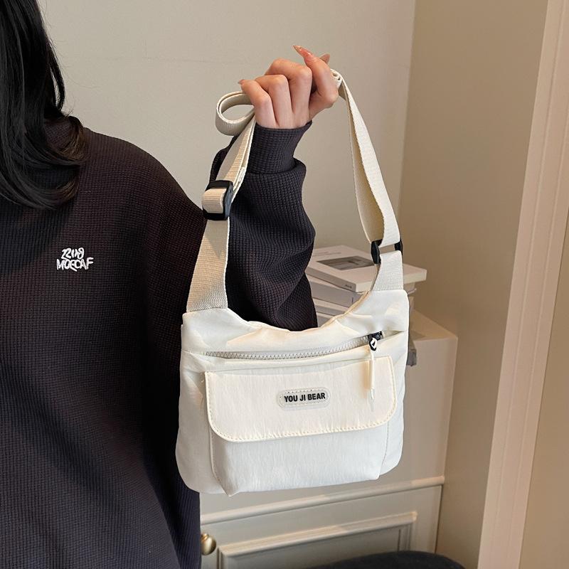 Daily commuter locomotive multi-pocket leisure satchel Japanese and Korean leisure style large capacity shoulder messenger bag women