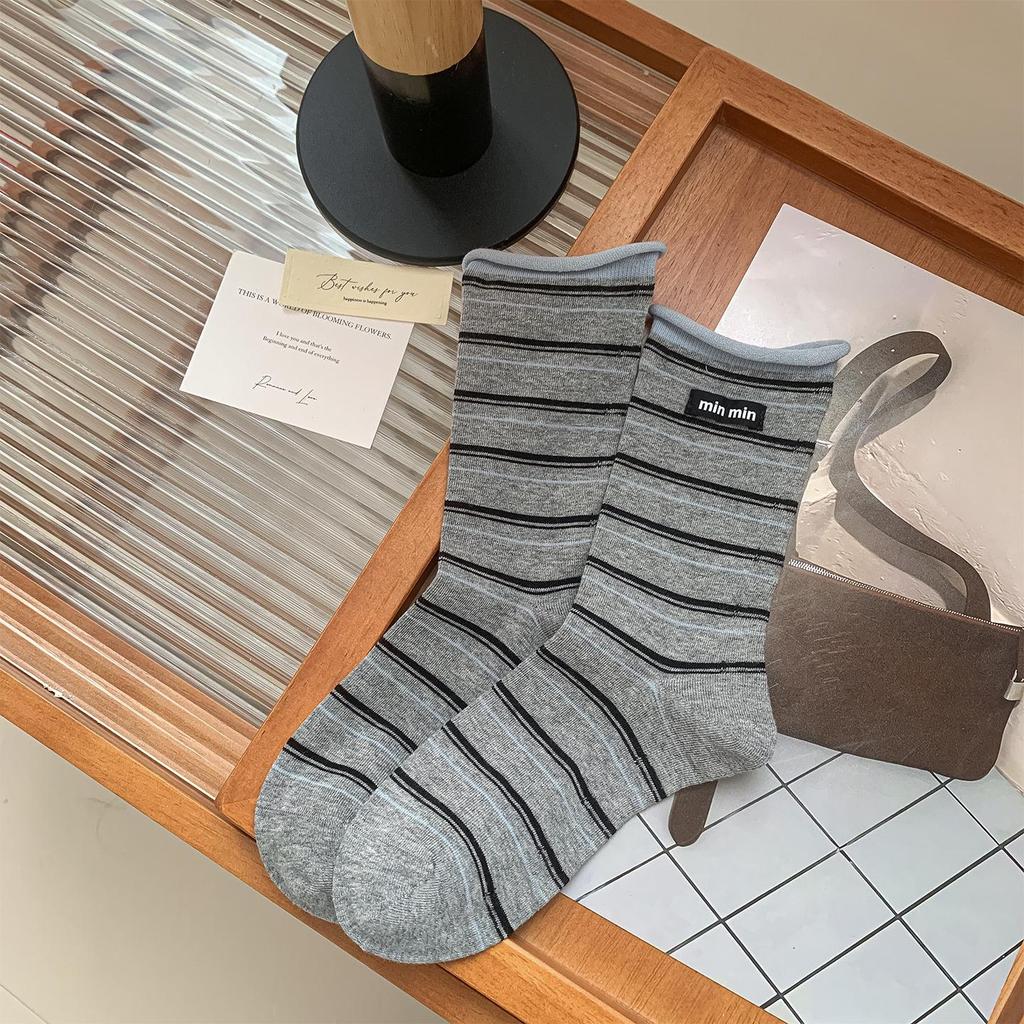 Baumwollsocken für Damen im koreanischen Stil mit Streifen und Rollrand - Herbst/Winter Mid-Tube, Academy Wind Miu Serie, mit Stoffetikett.