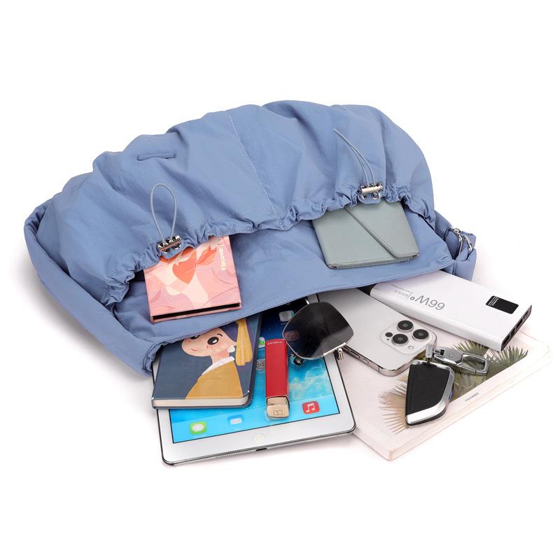 New Women's Simple and Versatile Pleated Nylon Bag Casual and Light Commuter Messenger Bag
