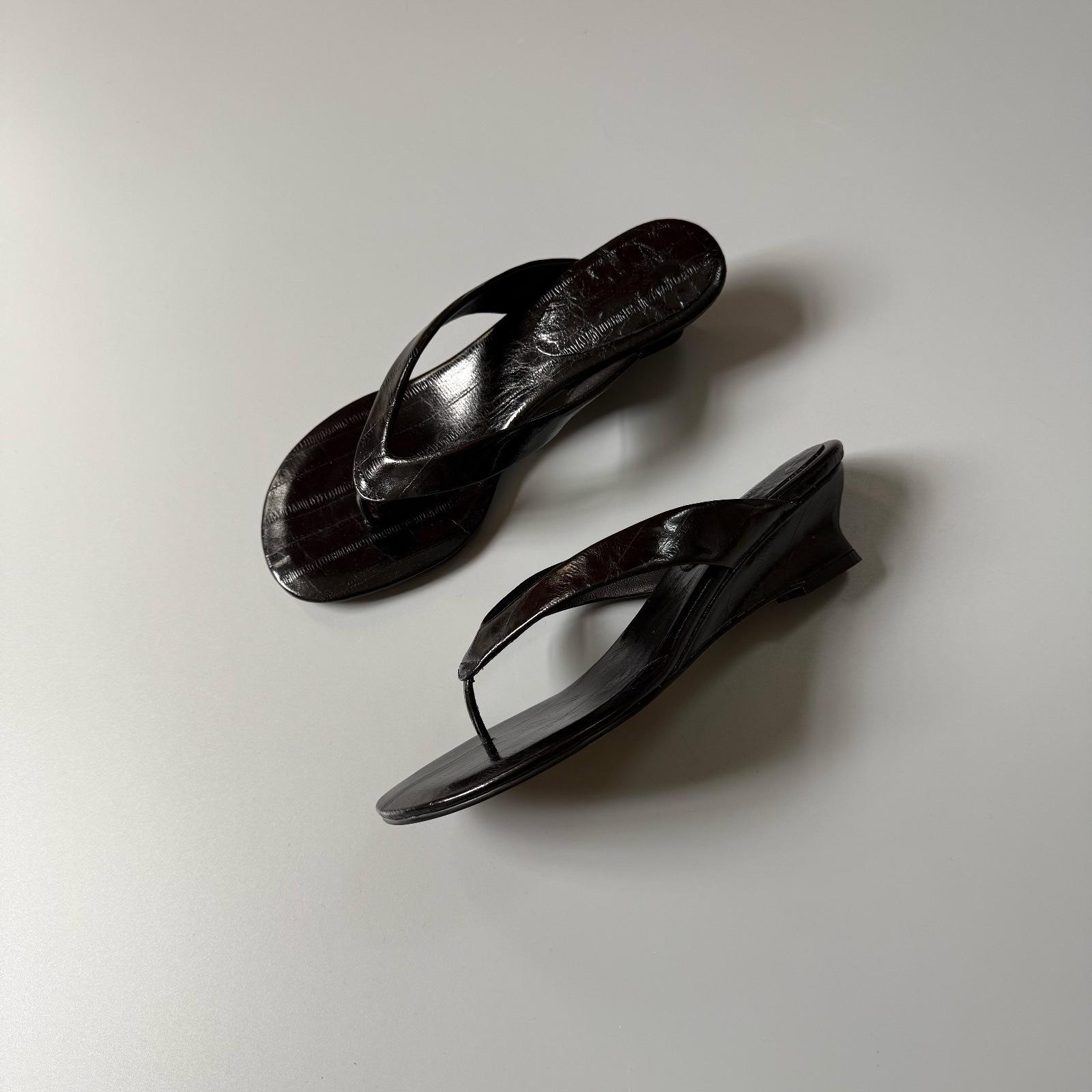 26ss Irregular Wedge High-Heeled Flip-Flops: Minimalist