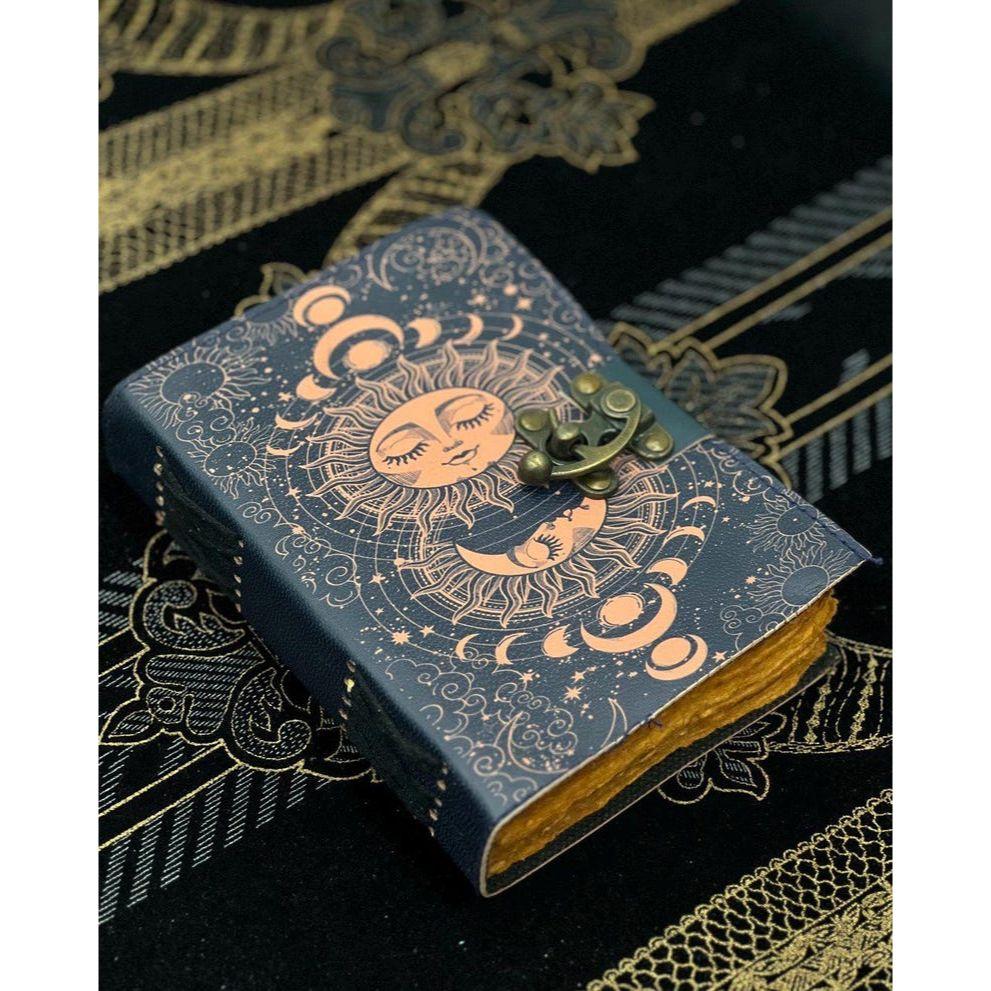 

Винтажный кожаный журнал «Солнце и луна» • викканский декор, книга теней, гримуар, журнал для мужчин и женщин, подарок «Солнце и луна» 7 x 5 in