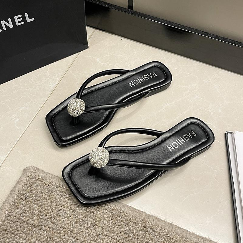 Flat-bottomed flip-flops for women's outer wear summer 2025 new French evening breeze niche toe beach sandals