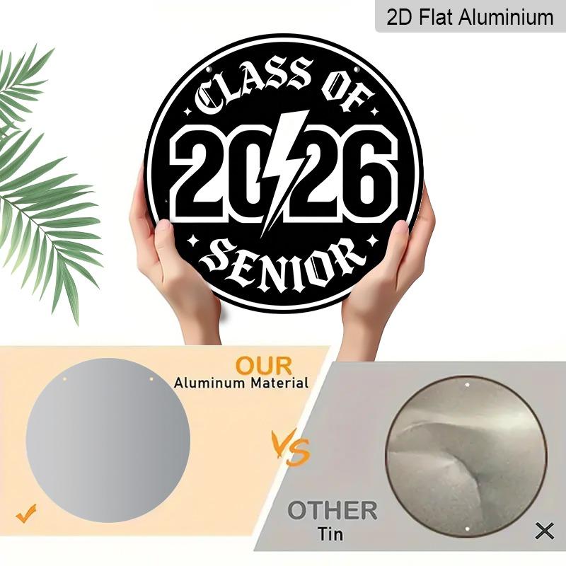 2D flaches Aluminium 2026 Abschluss-Thema Wandbehang ist in mehreren Größen erhältlich. Sein Schwarz-Weißes Gothic-Blitz-Punk-Design Macht Es Zu Einem
