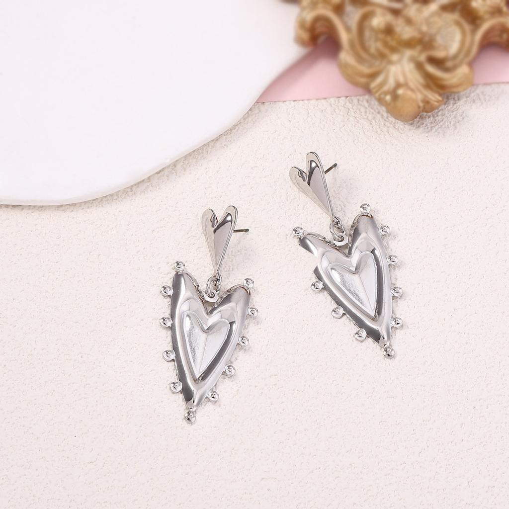 New French retro semi-three-dimensional heart-to-heart pointed peach earrings personality niche simple fashion model