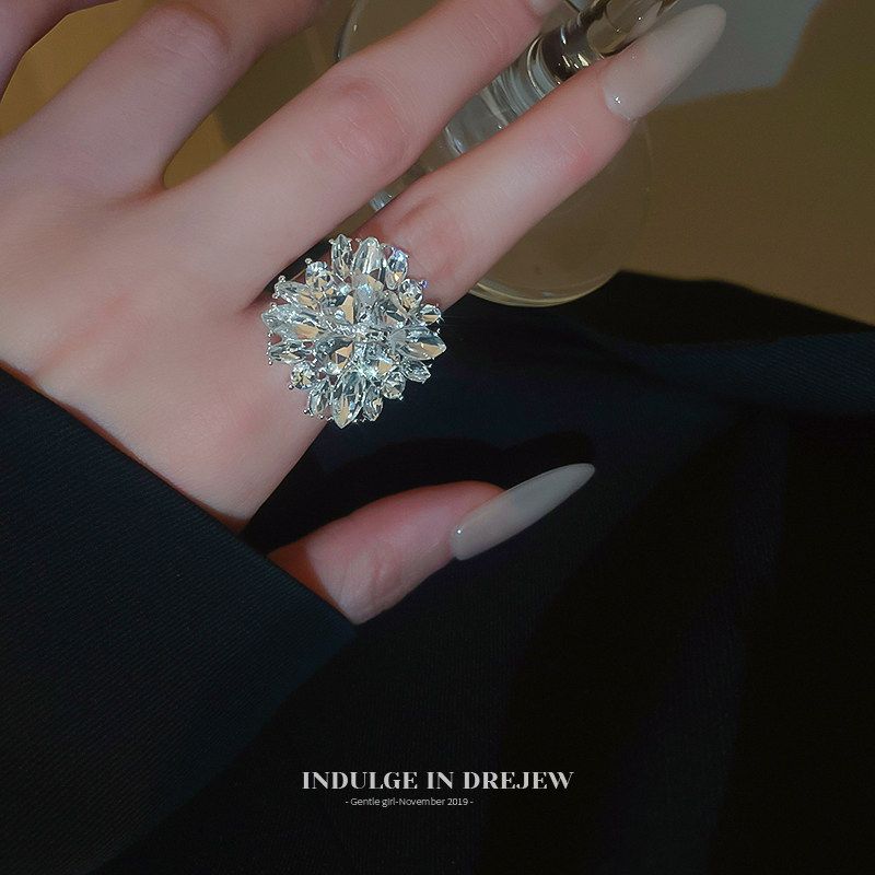 Exaggerated Flower-Shaped Ring with Sparkling Diamonds for Women, High-End Light Luxury, Exquisite Niche Design, Stunning Decorative Jewelry