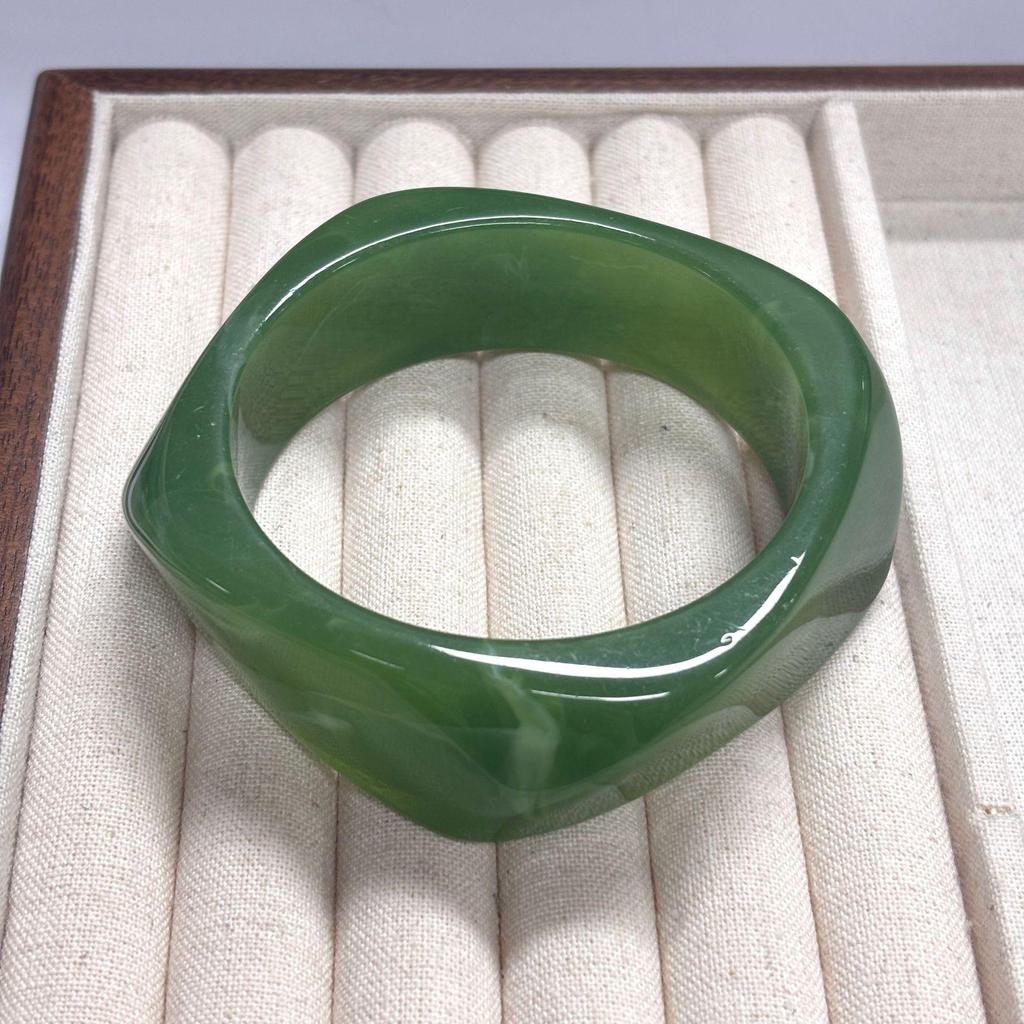 Retro Macaron Color Bangle: Stylish Women's Fashion Bracelet with Unique Niche Design