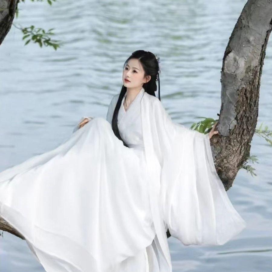 Hanfu im chinesischen Stil für Frauen in den Wei- und Jin-Dynastien, weiße weite Ärmel, eleganter und magischer Mädchenanzug