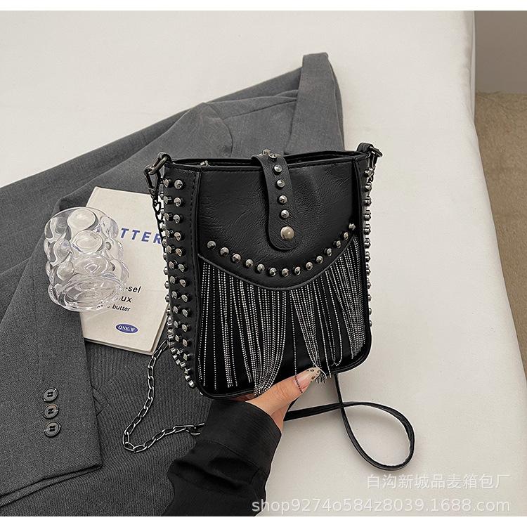 

Chain bag women s 2025 four seasons retro fashion popular high-end shoulder bag commuter messenger bucket bag чёрный