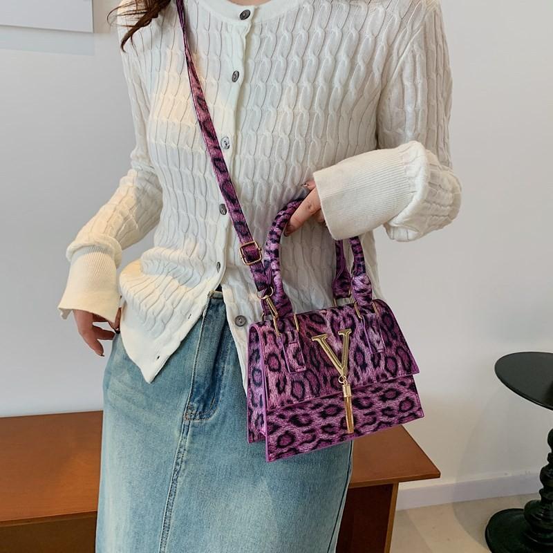 Chic Leopard Print Handbag For Women With Stylish Shoulder Strap And Modern Design