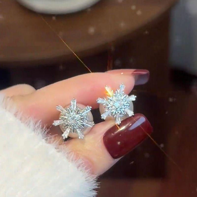 

Affordable Luxury Fashion Fancy Zircon Snowflake Pearl Stud Earrings Niche Design Versatile Earrings New Arrival Female Fashion Silver