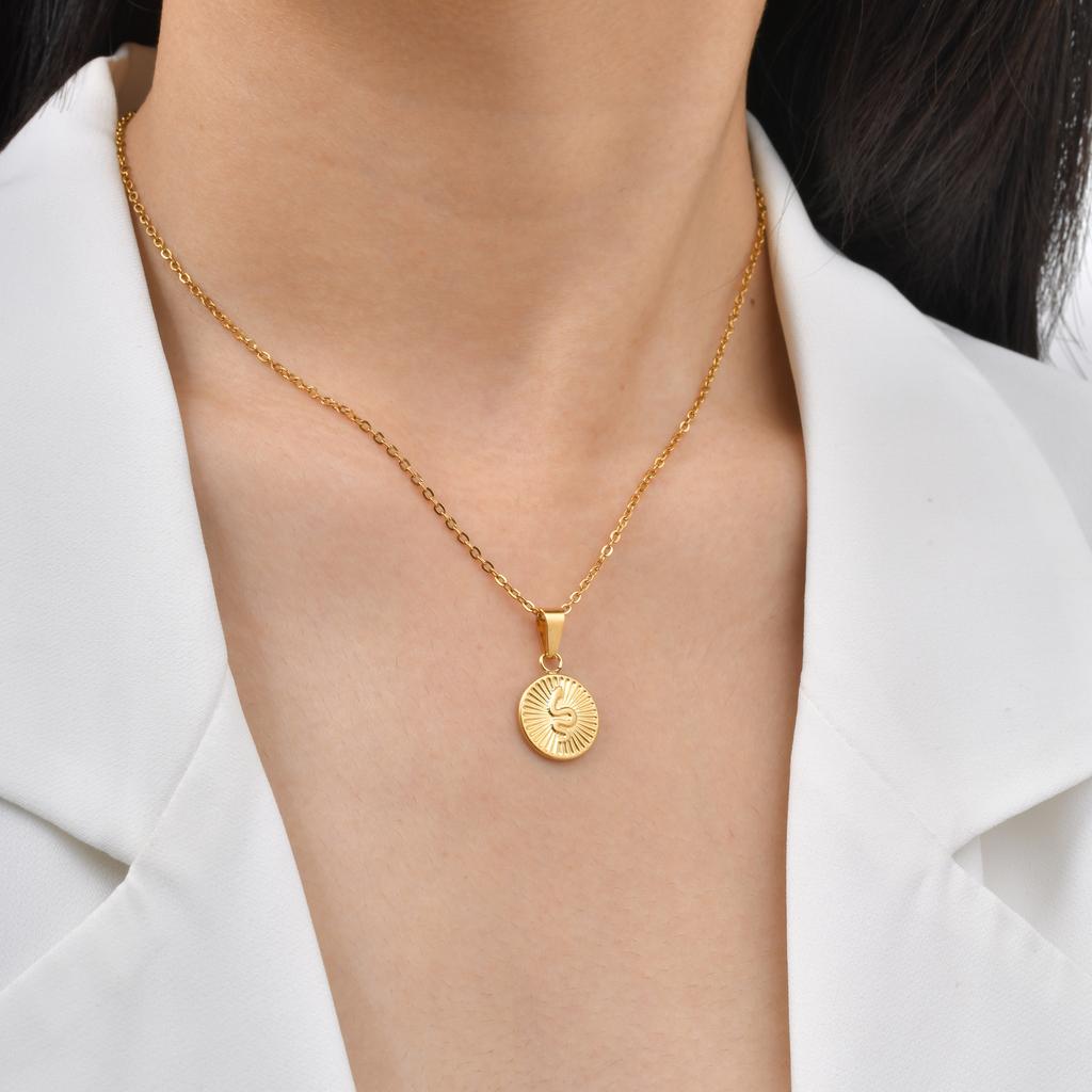 Wind Ladies Necklace, 18K Gold-Plated Stainless Steel Embossed Snake Pattern Round Pendant Necklace Pn-2291