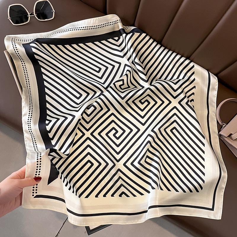 

Korean Fashion Minimalist Black & White Meander Pattern Silk Neckerchief Scarf 70*70cm чорний/білий