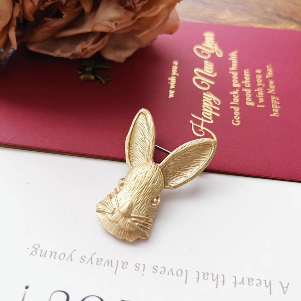 Vintage Matte Gold Rabbit Brooch Big Ears Three-dimensional Rabbit Pin Women's Cardigan Sweater Shawl Buckle Corsage Accessories