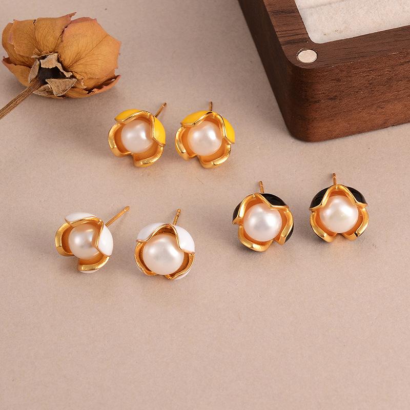 Natural Pearl Flower Earrings French Retro Minimalist High-end Light Luxury Temperament New Stud Earrings Literary Earrings Women