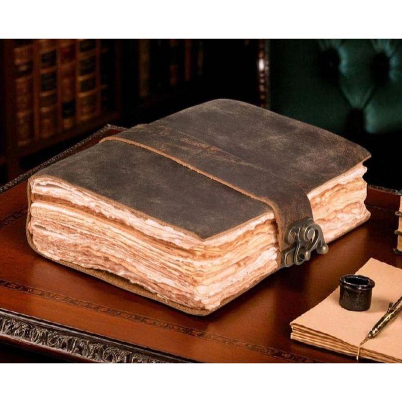 

Винтажный кожаный журнал ручной работы - Пустая Книга Теней для заклинаний, Журнал Гримуар, Дорожный блокнот для записей, Бумага с рваными краями, Застежка-замок 7 x 5 in