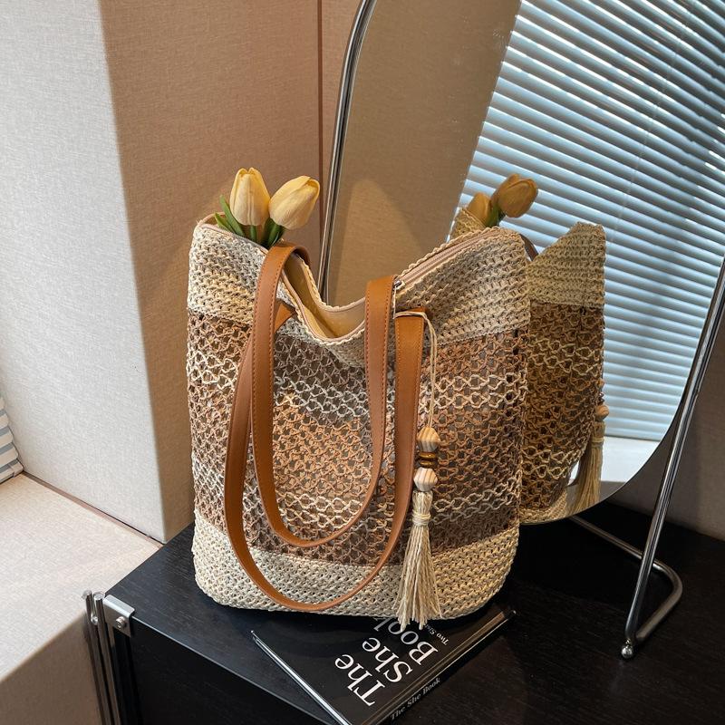 

Large capacity straw bag women s summer new seaside vacation beach bag fringed shoulder armpit bag покинуть белый