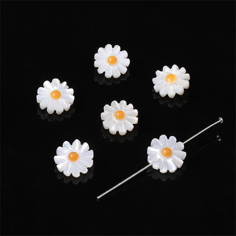 Svěží přírodní doplňky ze skořápky sedmikrásky vyrobené z vlastních šperků