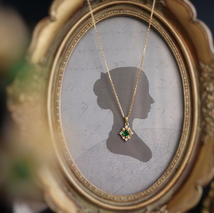 

Комплект из серег и ожерелья из серебра 925 пробы с микроинкрустацией изумрудом и цирконием