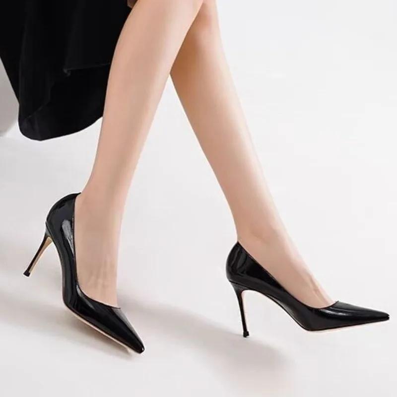 

Мода 2024 года. Модная женская обувь. Женские туфли-лодочки. Осенние туфли с острым носком. Однотонные сексуальные платья. Туфли на шпильке или тонком каблуке. Обувь больших размеров. 43 чёрный