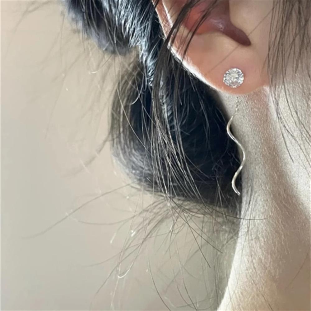 

Explosive single diamond earrings Korean temperament unique and beautiful daily versatile wave fringed earrings