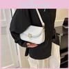 Sac bandoulière moyen souple élégant pour femme Disponible en Noir Blanc Vert Orange Rose Caractérisé par des surpiqûres uniques pour un look moderne