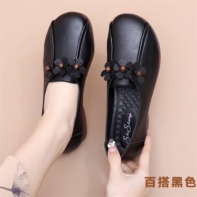

Mom middle-aged soft leather new single shoes middle-aged and elderly flat-soled one-pedal soft-soled women s shoes elderly non-slip comfortable leath 35