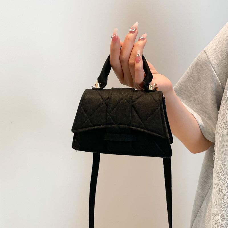 

Felt mini square bag women s solid color commuting personality casual versatile light temperament advanced messenger bag чорний