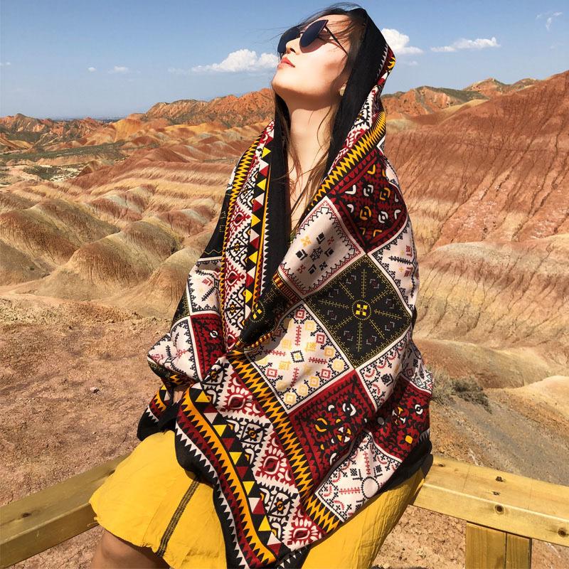 Letní foto z cesty k jezeru Qinghai v etnickém stylu červené slané jezero Chaka velký šátek hedvábný šátek pouštní teplý šátek dámský
