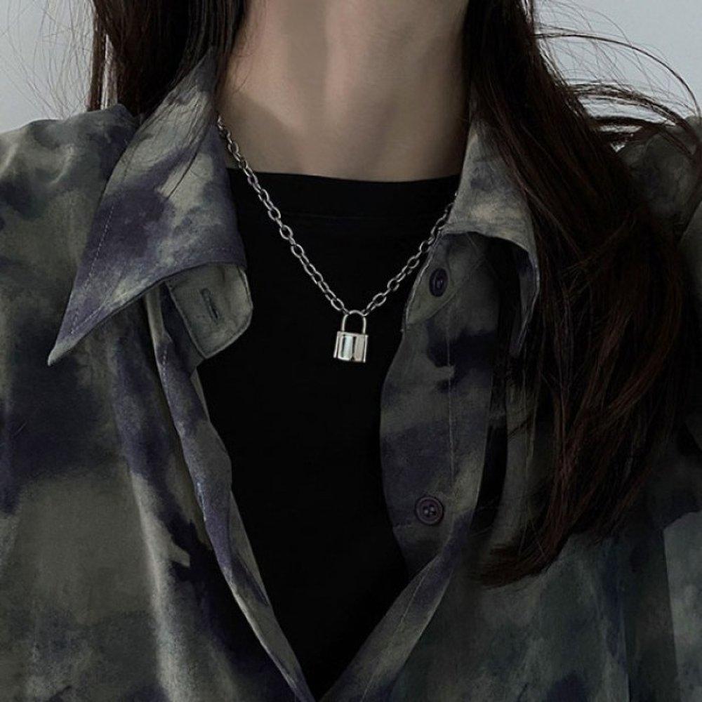 Pinkviolla / Simple Silver Chain Lock Necklace