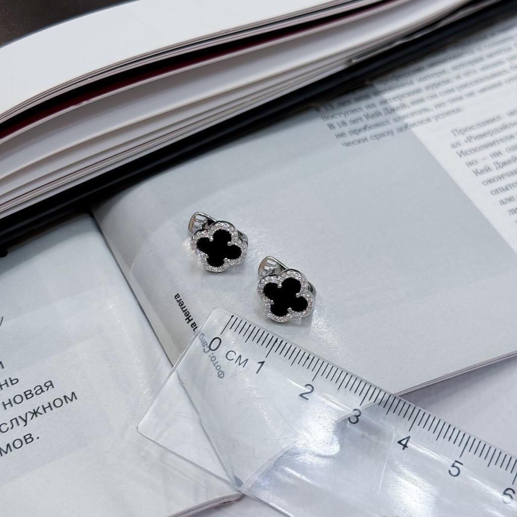 Серебряные серьги с натуральным ониксом, фианитами (60002100)