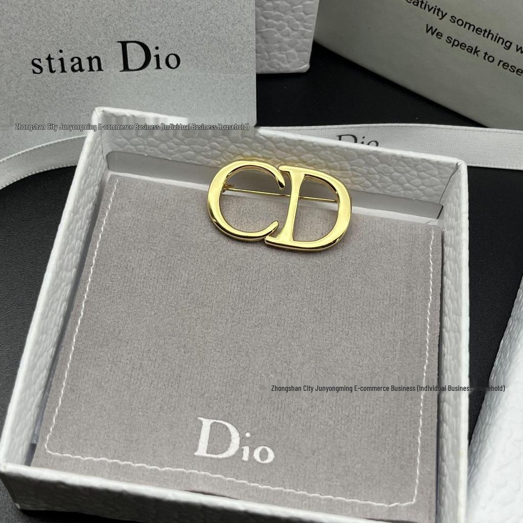 Polierte Gold-Buchstaben-CD-Brosche für Damen - Minimalistischer, vielseitiger Kupferstift mit echter Vergoldung für Anzugzubehör