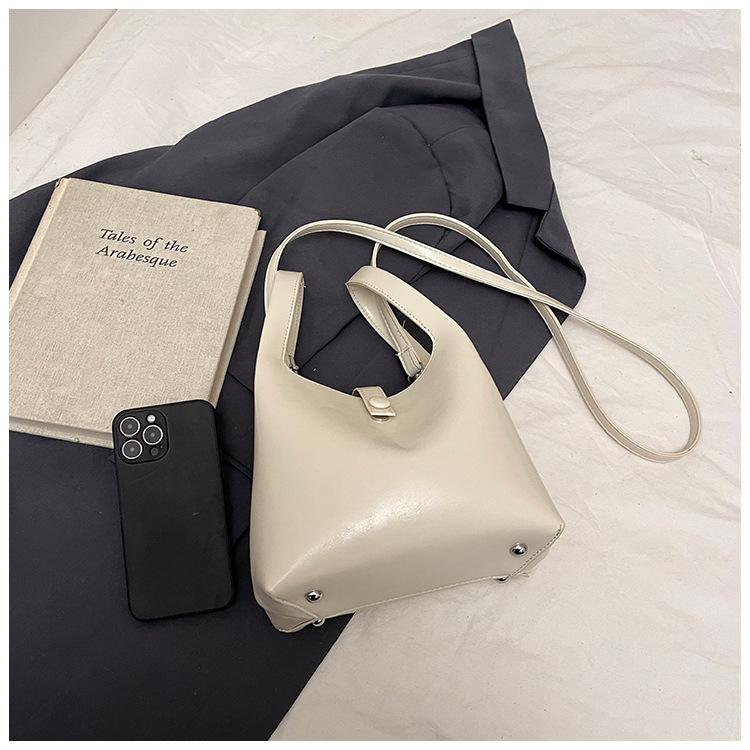 Korean Version of Fashionable Portable Bucket Bag Women's 2025 New Simple and Versatile Shoulder Bag Texture Versatile Commuter Messenger Bag