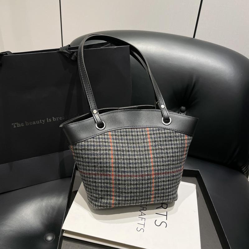 2025 winter new niche single shoulder armpit bag fashion commuter personality trend bag portable leisure bucket bag