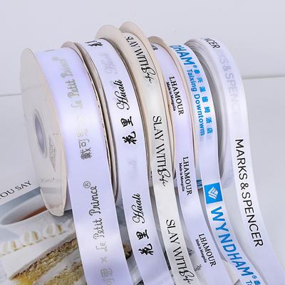 Kurdele Baskısı Çiçek Logosu Sıcak Altın ve Gümüş Baskı Rengi Kayan Renk Polyester Kurdele Siyah ve Beyaz İngilizce Harfler