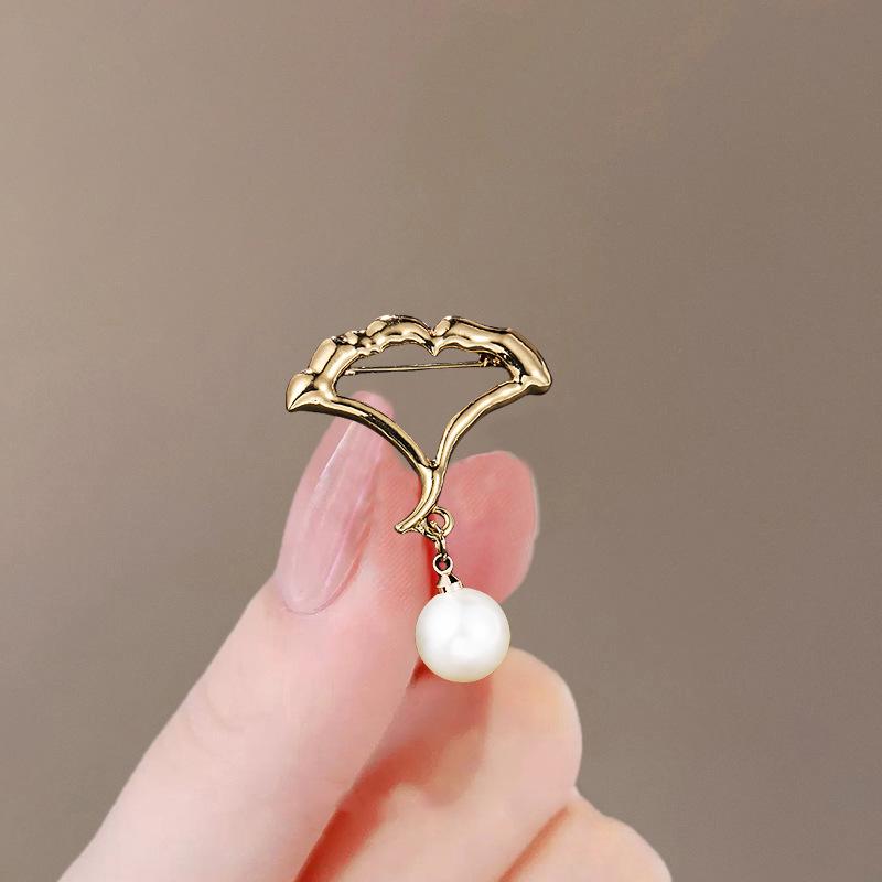 Elegante Schmetterlingsbrosche mit Perle – Damen-Modeschmuck-Anstecknadel von hoher Qualität