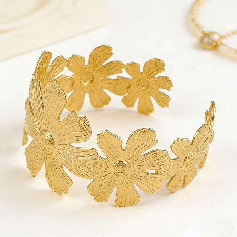 Exquisite Metal Flower Bracelet - Middle Eastern-Inspired Elegant Hand Jewelry