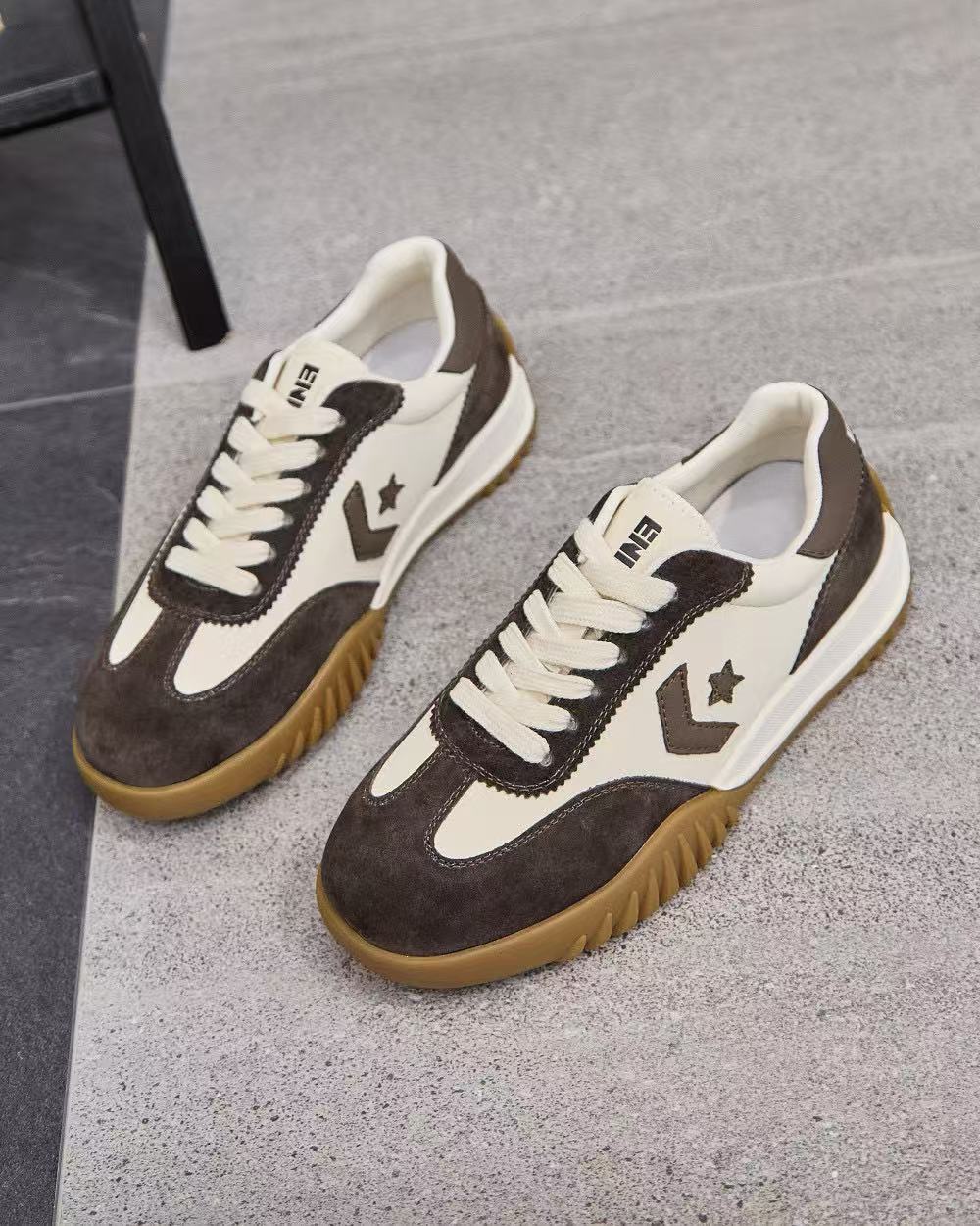 

Новые универсальные повседневные светло-розовые низкие кроссовки для пары 40 коричневый