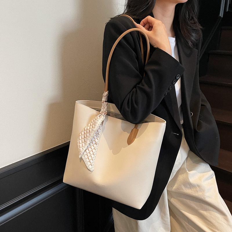 Versatile Bag Women's New Casual Shoulder Bag Large-capacity Commuter Bag