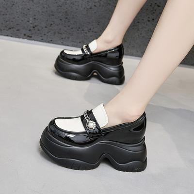 Mocassins de Plataforma Moda Feminina Versátil Sapatos Pequenos de Couro Preto Estilo Britânico Aumento Interno de Altura Sapatos Femininos