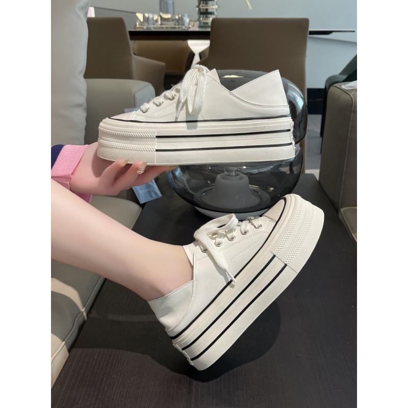 

Маленькие белые туфли для детей 2025 года, новые универсальные туфли на толстой подошве для весны и лета, ленивые, с одной педалью, увеличивающие внутреннюю высоту, повседневные туфли для доски, парусиновые туфли 35 белый