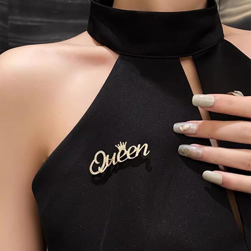 Xiaoxiangfeng Alphabet Queen Brooch High-End Female Personality Simple Anti-Light Pin Versatile High-End Corsage Accessories