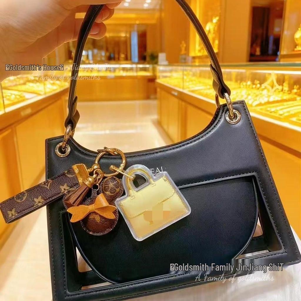 Hästens år 999 Rent Guld Välståndsnyckelring – Gyllene Ponny med Rosa Blomsterberlock för Mobil- eller Väskdekoration