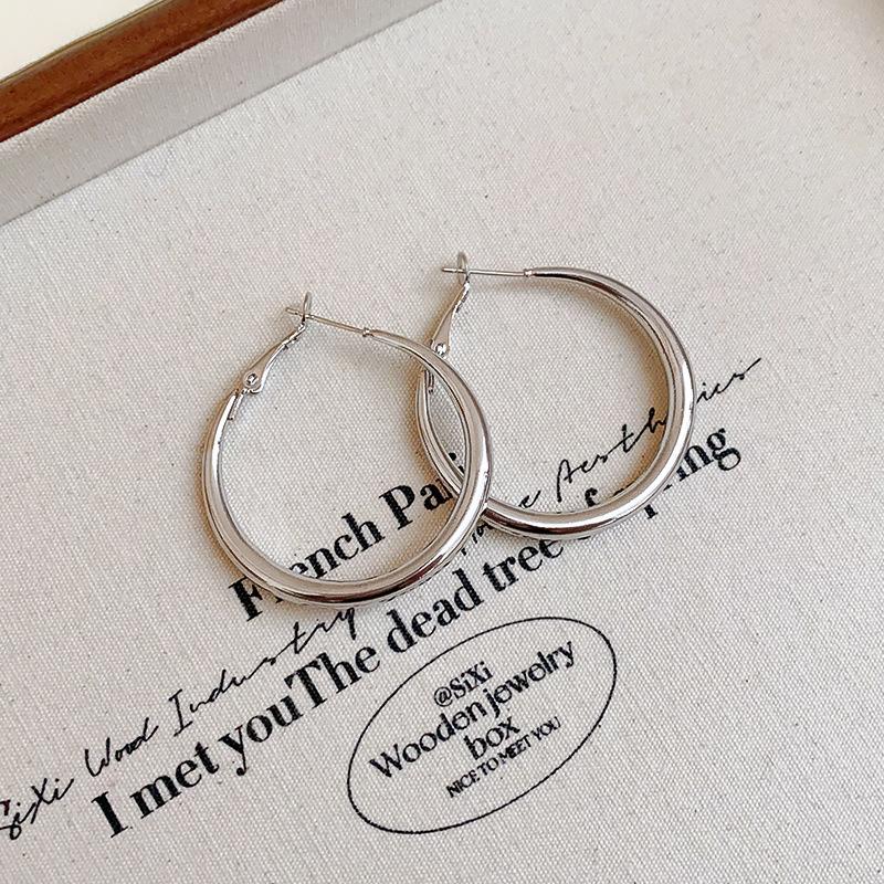 Fashion geometric round earrings French simple metal plain earrings temperament advanced sense light luxury earrings women